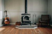 Van levering tot knisperend vuur: alles wat je wilt weten over de houtkachel in huis.