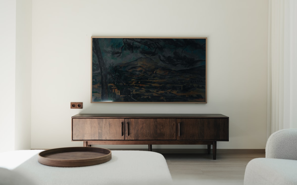 Vergeet licht eiken, donker hout domineert in 2026